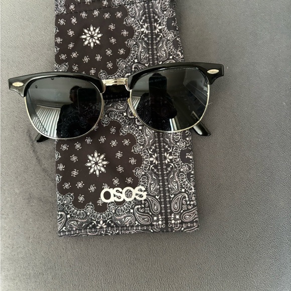 Men Sunglasses in great condition - Picture 3 of 4